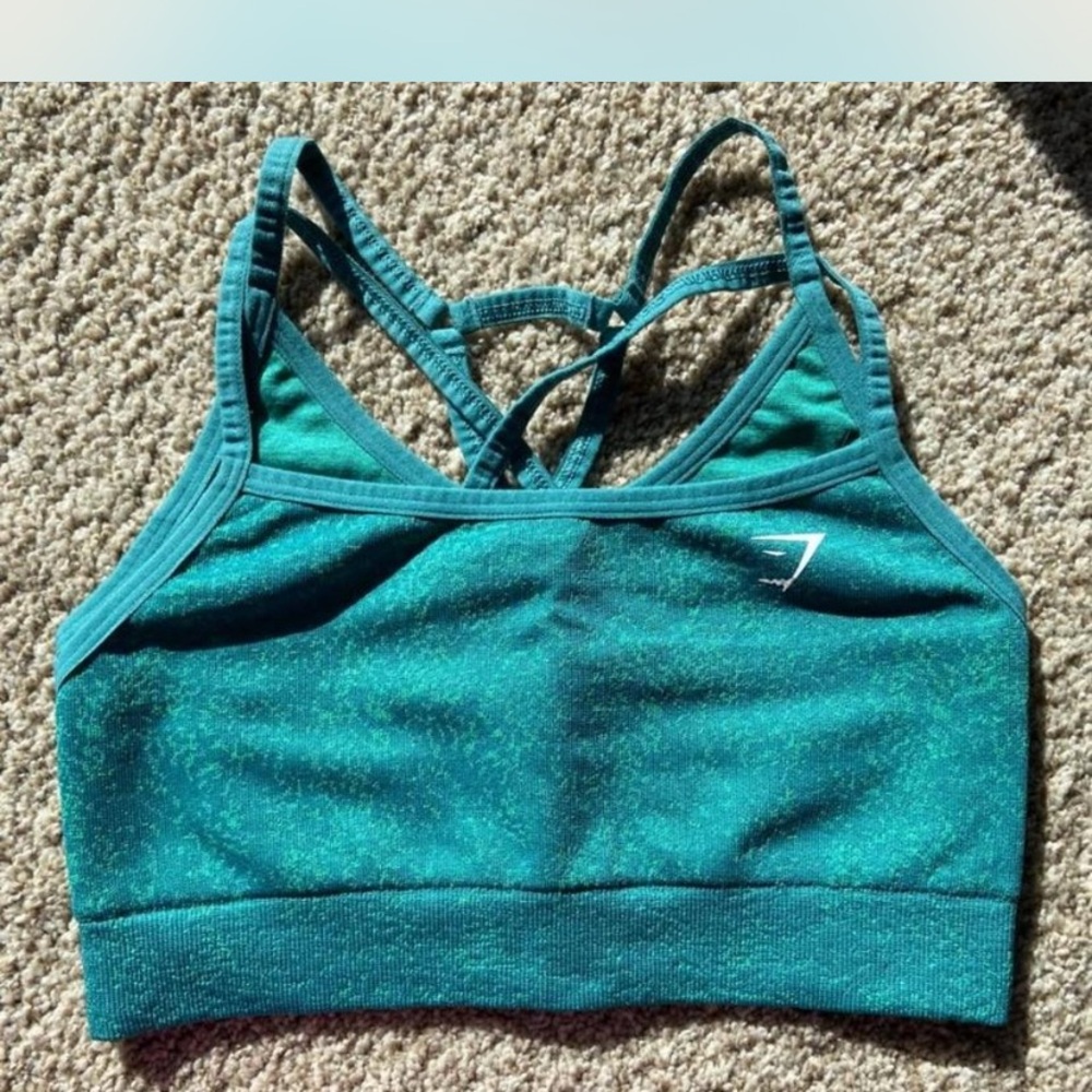 Gymshark Adapt Fleck Seamless Set in Jewel Green
sports bra and leggings